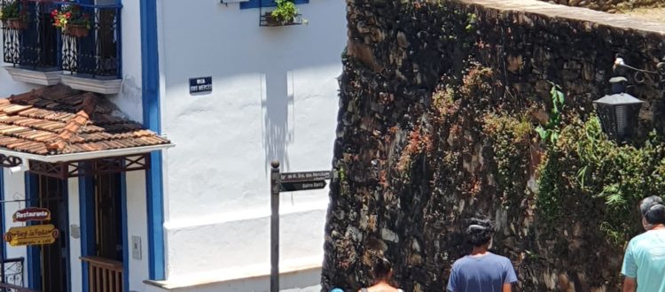 Passear pelas ladeiras tri-centenárias de Ouro Preto
