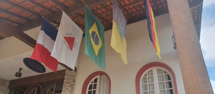 O Hotel Pousada do Arcanjo costuma saudar os visitantes estrangeiros com as bandeiras de seus países.