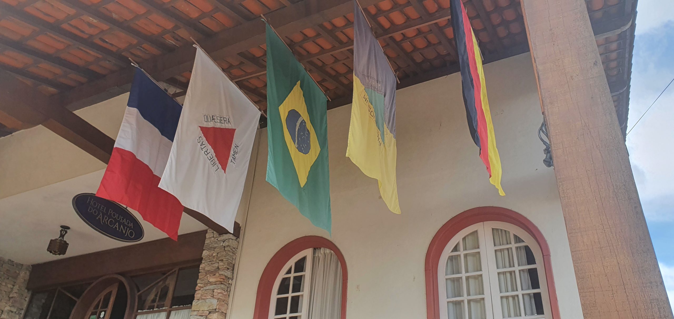 O Hotel Pousada do Arcanjo costuma saudar os visitantes estrangeiros com as bandeiras de seus países.