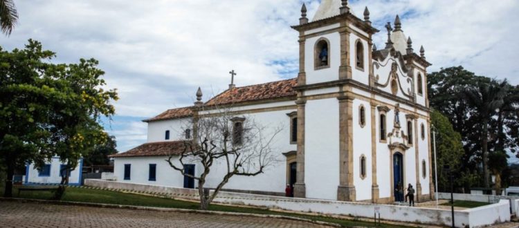 Igreja colonial restaurada em Glaura