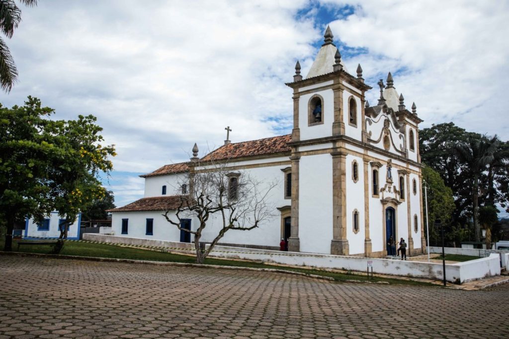 Igreja colonial restaurada em Glaura